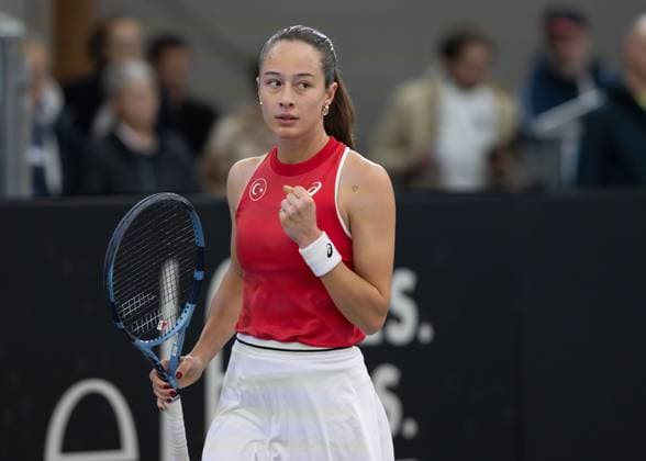 Billie Jean King Cup 2025 Play-Offs, TC Ismaning, Muenchen, Deutschland, Eroeffnungsfeier, Team Turkiye, Zeynep Sonmez (TUR) macht die Faust und jubelt, Jubel, Freude, Emotion Tennis - Billie Jean King Cup 2025 - ITF Billie Jean King Cup - TC Ismaning - Ismaning - Bayern - Deutschland - 14 November 2025. Copyright: xJuergenxHasenkopfx