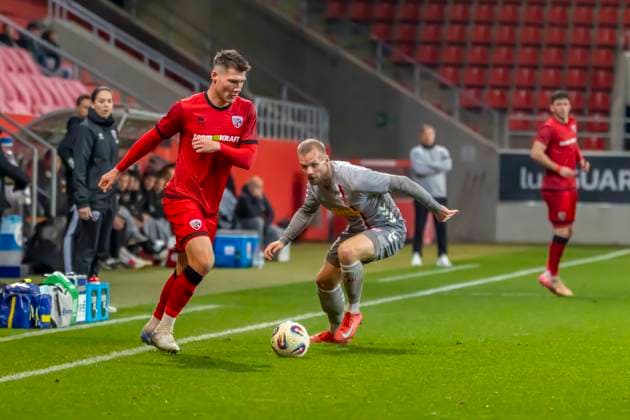 Ingolstadt, Deutschland 14. November 2025: Toto - Pokal - 1 4 Finale - 2025 2026 - FC Ingolstadt 04 vs. SSV Jahn Regensburg Im Bild: v. li. im Zweikampf Linus Rosenlöcher Rosenloecher (FCI) und Eric Hottmann (SSV) Audi Sportpark Bayern Copyright: xFotostandx xSchäferx