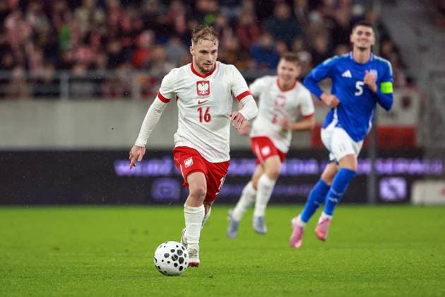 Fußball, U21 EM Quali, Polen - Italien 14.11.2025 SZCZECIN , STADION IM. FLORIANA KRYGIERA PILKA NOZNA (FOOTBALL) UEFA ELIMINACJE MISTRZOSTW EUROPY U21, U 21 (UEFA UNDER 21 CHAMPIONSCHIP QUALIFYING ROUND ) MECZ POLSKA - WLOCHY ( POLAND - ITALY ) NZ KACPER DUDA SYLWETKA FOTO JAKUB PIASECKI CYFRASPORT NEWSPIX.PL --- newspix.pl 