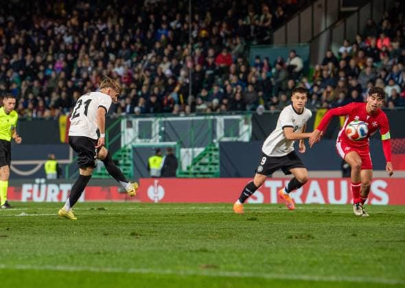 Fussball, Nachwuchs, Saison 2025 26, U21, U 21 EM-Qualifikation (Gruppe F, 6. Spieltag) in Fürth, Deutschland - Malta, v. l. Lennart Karl (U21, Deutschland) erzielt das Tor zum 2:0, 14.11 2025, Copyright: xSebastianxRäppold MatthiasxKochx