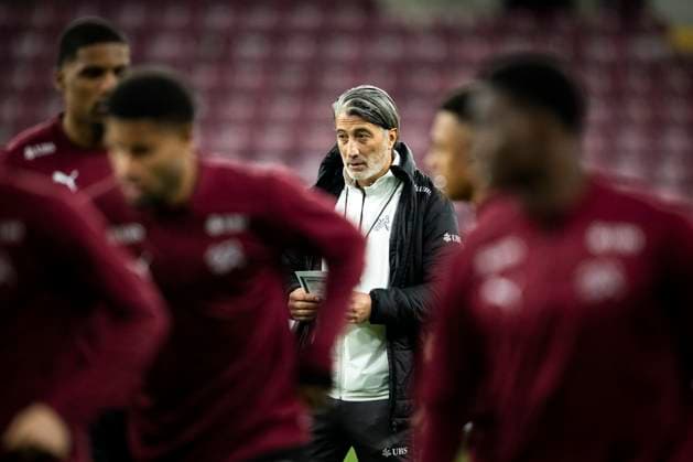 Fußball, WM Quali, Nationalteam Schweiz Training GENEVE SCHWEIZ, 20251114 Schweiziska förbundskaptenen Murak Yakin när det schweiziska herrlandslaget i fotboll tränar pa matcharenan, Stade de Geneve, inför VM-kval matchen mot Sverige imorgon. GENEVE SCHWEIZ x10050x Copyright: xPontusxLundahl TTx SCHWEIZ FOTBOLLSLANDSLAG