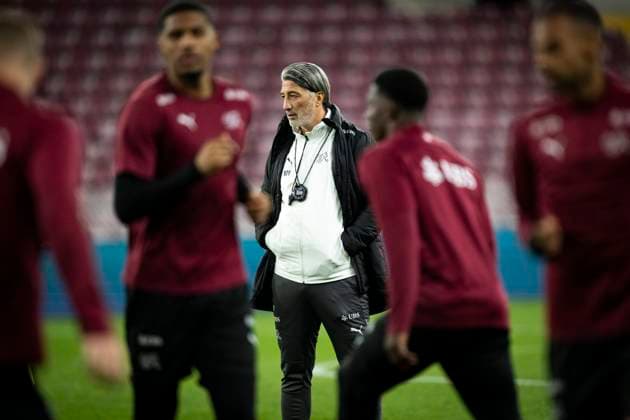 Fußball, WM Quali, Nationalteam Schweiz Training GENEVE SCHWEIZ, 20251114 Schweiziska förbundskaptenen Murak Yakin när det schweiziska herrlandslaget i fotboll tränar pa matcharenan, Stade de Geneve, inför VM-kval matchen mot Sverige imorgon. GENEVE SCHWEIZ x10050x Copyright: xPontusxLundahl TTx SCHWEIZ FOTBOLLSLANDSLAG