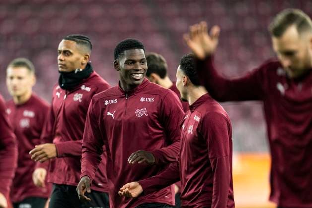 Fußball, WM Quali, Nationalteam Schweiz Training GENEVE SCHWEIZ, 20251114 Schweiziska anfallaren Breel Embolo med sina lagkamrater när det schweiziska herrlandslaget i fotboll tränar pa matcharenan, Stade de Geneve, inför VM-kval matchen mot Sverige imorgon. GENEVE SCHWEIZ x10050x Copyright: xPontusxLundahl TTx SCHWEIZ FOTBOLLSLANDSLAG