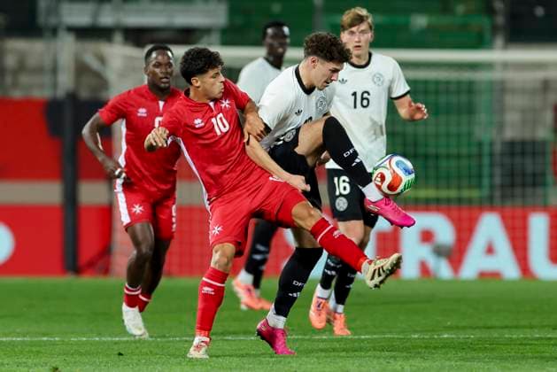 Jake Grech (Malta) und Mert Koemuer (Germany) kaempfen um den Ball, UEFA Under21 Championship - Group F MD 6, Germany U21, U 21 v Malta U21, Sportpark Ronhof Thomas Sommer am 14. November 2025 in Fuerth, Deutschland. (Foto von Marco Steinbrenner DeFodi Images) Jake Grech (Malta) und Mert Koemuer (Germany) battle for the ball, UEFA Under21 Championship - Group F MD 6, Germany U21 v Malta U21, Sportpark Ronhof Thomas Sommer, November 14, 2025 in Furth, Germany. (Photo by Marco Steinbrenner DeFodi Images) DFB DFL REGULATIONS PROHIBIT ANY USE OF PHOTOGRAPHS AS IMAGE SEQUENCES AND OR QUASI-VIDEO.