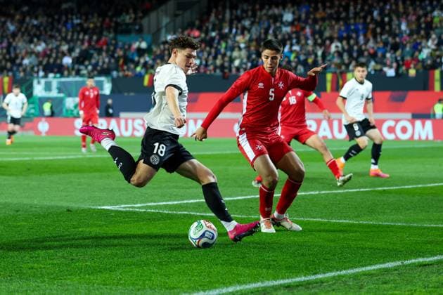 Fußball Herren U21, U 21 Männer EM-Qualifikation Deutschland - Malta am 14.11.2025 im Sportpark Ronhof in Fürth Mert Kömür (Deutschland), links - Kean Scicluna (Malta), rechts DFB regulations prohibit any use of photographs as image sequences and or quasi-video.