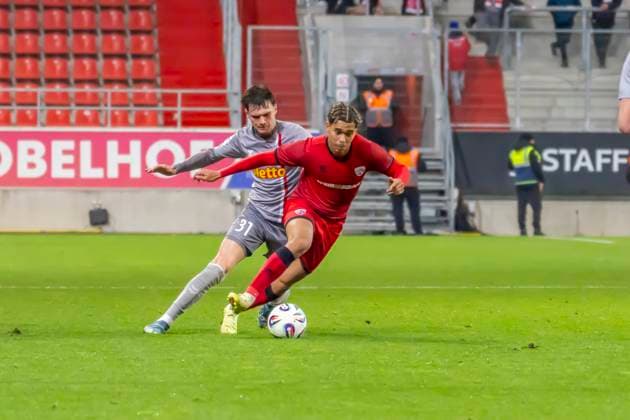 Ingolstadt, Deutschland 14. November 2025: Toto - Pokal - 1 4 Finale - 2025 2026 - FC Ingolstadt 04 vs. SSV Jahn Regensburg Im Bild: v. li. im Zweikampf Leopold Wurm (SSV) und Yann Sturm (FCI) Audi Sportpark Bayern Copyright: xFotostandx xSchäferx