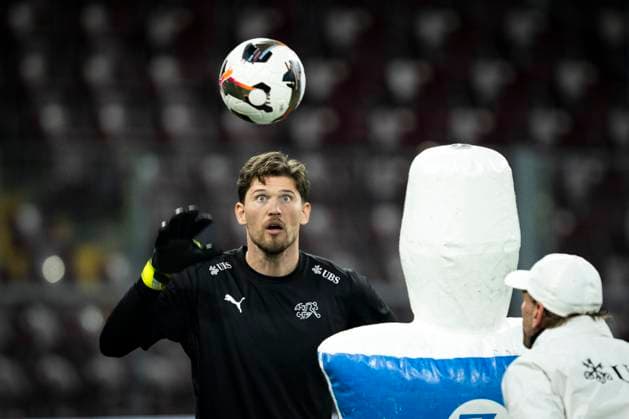 Fußball, WM Quali, Nationalteam Schweiz Training GENEVE SCHWEIZ, 20251114 Schweiziska malvakten Gregor Kobel när det schweiziska herrlandslaget i fotboll tränar pa matcharenan, Stade de Geneve, inför VM-kval matchen mot Sverige imorgon. GENEVE SCHWEIZ x10050x Copyright: xPontusxLundahl TTx SCHWEIZ FOTBOLLSLANDSLAG
