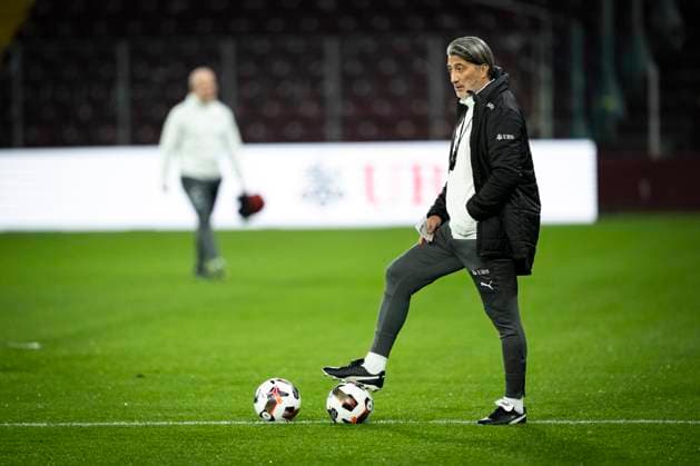 Fußball, WM Quali, Nationalteam Schweiz Training GENEVE SCHWEIZ, 20251114 Schweiziska förbundskaptenen Murak Yakin när det schweiziska herrlandslaget i fotboll tränar pa matcharenan, Stade de Geneve, inför VM-kval matchen mot Sverige imorgon. GENEVE SCHWEIZ x10050x Copyright: xPontusxLundahl TTx SCHWEIZ FOTBOLLSLANDSLAG