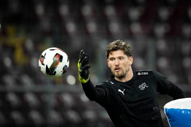Fußball, WM Quali, Nationalteam Schweiz Training GENEVE SCHWEIZ, 20251114 Schweiziska malvakten Gregor Kobel när det schweiziska herrlandslaget i fotboll tränar pa matcharenan, Stade de Geneve, inför VM-kval matchen mot Sverige imorgon. GENEVE SCHWEIZ x10050x Copyright: xPontusxLundahl TTx SCHWEIZ FOTBOLLSLANDSLAG