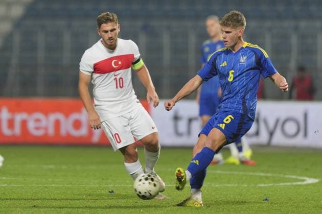 Fußball, U21 EM Quali, Türkei - Ukraine Turkiye U21, U 21 v Ukraine U21 - 2027 UEFA European Under-21 Championship Qualifiers ISTANBUL, TURKIYE - NOVEMBER 14: Semih Kilicsoy (10) of Turkiye in action against Ivan Varfolomieiev (6) of Ukraine during the 2027 UEFA European Under-21 Championship qualifying Group H match between Turkiye and Ukraine at Recep Tayyip Erdogan Stadium in Istanbul, Turkiye, on November 14, 2025. Adem Kutucu Anadolu Istanbul Turkey. Editorial use only. Please get in touch for any other usage.  Copyright: x2025xAnadoluxAdemxKutucux