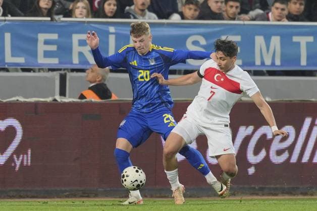 Fußball, U21 EM Quali, Türkei - Ukraine Turkiye U21, U 21 v Ukraine U21 - 2027 UEFA European Under-21 Championship Qualifiers ISTANBUL, TURKIYE - NOVEMBER 14: Emirhan Ilkhan (7) of Turkiye in action against Andrii Matkevyvh (20) of Ukraine during the 2027 UEFA European Under-21 Championship qualifying Group H match between Turkiye and Ukraine at Recep Tayyip Erdogan Stadium in Istanbul, Turkiye, on November 14, 2025. Adem Kutucu Anadolu Istanbul Turkey. Editorial use only. Please get in touch for any other usage.  Copyright: x2025xAnadoluxAdemxKutucux
