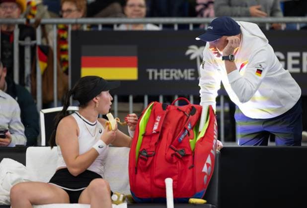 Billie Jean King Cup 2025 Play-Offs, TC Ismaning, Muenchen, Deutschland, Team Germany, Trainer und Vater Vladimir spricht mit Eva Lys waehrend der Spielpause Copyright: xJuergenxHasenkopfx