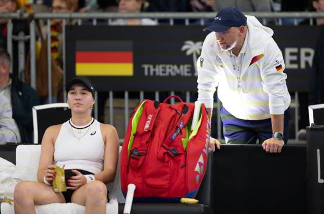 Billie Jean King Cup 2025 Play-Offs, TC Ismaning, Muenchen, Deutschland, Eroeffnungsfeier, Team Germany, Eva Lys sitzt auf der Bank waehrend der Spielpause, Trainer und Vater Vladimir spricht mit Eva Lys waehrend der Spielpause Copyright: xJuergenxHasenkopfx