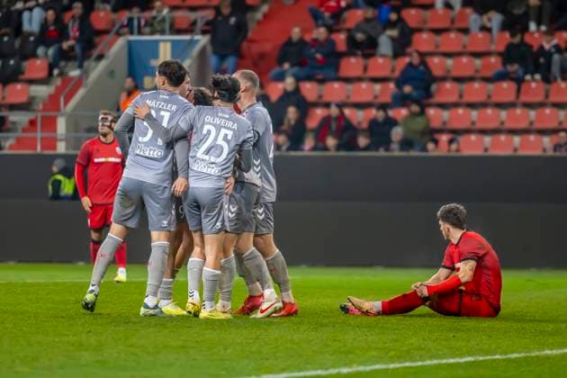 Ingolstadt, Deutschland 14. November 2025: Toto - Pokal - 1 4 Finale - 2025 2026 - FC Ingolstadt 04 vs. SSV Jahn Regensburg Im Bild: in der Traube Torschütze Benedikt Bauer (SSV) jubelt nach seinem Tor zum 0:1 mit seinen Mannschaftskollegen, Audi Sportpark Bayern Copyright: xFotostandx xSchäferx