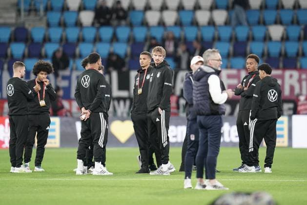 Fussball WM Qualifikation 2025 - 2026 14.11.2025, Fussball Länderspiel, Laenderspiel, WM Qualifikation, 2025-2026, Gruppe A, Luxemburg, Stade de Luxembourg, Kockelscheuer, Luxemburg (LUX) - Deutschland, Germany (GER) vl: die deutsche Mannschaft vor dem Spiel mit Nick Woltemade (Deutschland DEU, DFB, 11)- Joshua Kimmich, KarimAdeyemi