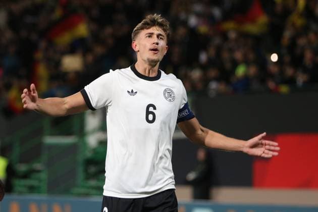 14.11.2025 Fußball Herren U21, U 21 2025 2026 EM-Qualifikation 6. Spieltag Deutschland - Malta Sportpark Ronhof I Thomas Sommer Fürth Torschütze Tom Bischof (D, 6) feuert das Publikum an. Fürth Bayern Deutschland