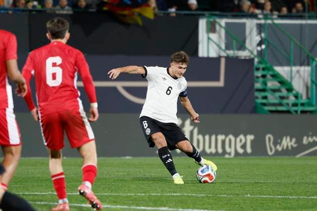 From left to right: Tom Bischof (Germany, 6), Goal scored, erzielt das Tor zum 4:0, celebrate the goal November 14, 2025, Football, U21, U 21 European Championship, EM, Europameisterschaft Qualification, Deutschland - Malta, GER, Fuerth, Sportpark Ronhof . Copyright: HMBxMedia xHeikoxBecker