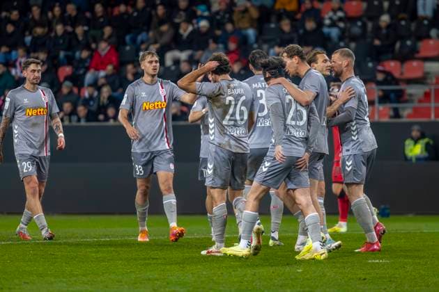 Ingolstadt, Deutschland 14. November 2025: Toto - Pokal - 1 4 Finale - 2025 2026 - FC Ingolstadt 04 vs. SSV Jahn Regensburg Im Bild: in der Traube Torschütze Benedikt Bauer (SSV) jubelt nach seinem Tor zum 0:1 mit seinen Mannschaftskollegen, Audi Sportpark Bayern Copyright: xFotostandx xSchäferx