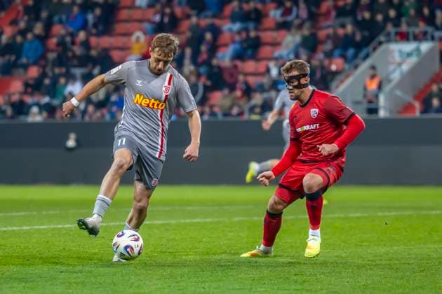 Ingolstadt, Deutschland 14. November 2025: Toto - Pokal - 1 4 Finale - 2025 2026 - FC Ingolstadt 04 vs. SSV Jahn Regensburg Im Bild: v. li. im Zweikampf Noel Eichinger (SSV) und Yannick Deichmann (FCI) Audi Sportpark Bayern Copyright: xFotostandx xSchäferx