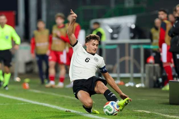 Tom Bischof (Germany) kontrolliert den Ball, UEFA Under21 Championship - Group F MD 6, Germany U21, U 21 v Malta U21, Sportpark Ronhof Thomas Sommer am 14. November 2025 in Fuerth, Deutschland. (Foto von Marco Steinbrenner DeFodi Images) Tom Bischof (Germany) controls the ball, UEFA Under21 Championship - Group F MD 6, Germany U21 v Malta U21, Sportpark Ronhof Thomas Sommer, November 14, 2025 in Furth, Germany. (Photo by Marco Steinbrenner DeFodi Images) DFB DFL REGULATIONS PROHIBIT ANY USE OF PHOTOGRAPHS AS IMAGE SEQUENCES AND OR QUASI-VIDEO.