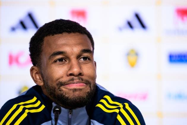 251114 Isak Hien of the Swedish national football team during a press conference, PK, Pressekonferenz on November 14, 2025 in Geneva. Photo: Joel Marklund BILDBYRAN kod JM JM0750 bbeng fotboll football soccer fotball vm-kval FIFA World Cup, WM, Weltmeisterschaft, Fussball qualifier presskonferens press conference sverige sweden sverige a Copyright: JOELxMARKLUND BB251114JM044