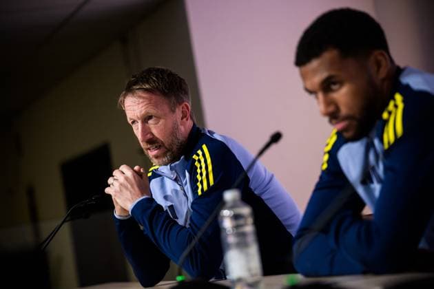 251114 Head coach Graham Potter and Isak Hien of the Swedish national football team during a press conference, PK, Pressekonferenz on November 14, 2025 in Geneva. Photo: Joel Marklund BILDBYRAN kod JM JM0750 bbeng fotboll football soccer fotball vm-kval FIFA World Cup, WM, Weltmeisterschaft, Fussball qualifier presskonferens press conference sverige sweden sverige a Copyright: JOELxMARKLUND BB251114JM046
