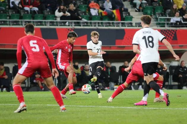 14.11.2025 Fußball Herren U21, U 21 2025 2026 EM-Qualifikation 6. Spieltag Deutschland - Malta Sportpark Ronhof I Thomas Sommer Fürth Lennart Karl (D, 21) bei einem Torschuss. Links neben ihm versucht sich Keyon Ewurum (M, 14) an einem Block. Fürth Bayern Deutschland