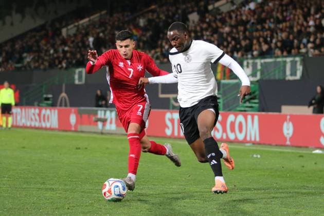 14.11.2025 Fußball Herren U21, U 21 2025 2026 EM-Qualifikation 6. Spieltag Deutschland - Malta Sportpark Ronhof I Thomas Sommer Fürth Ilyas Ansah (D, rechts) im Duell mit Shaisen Attard (M, 7). Fürth Bayern Deutschland