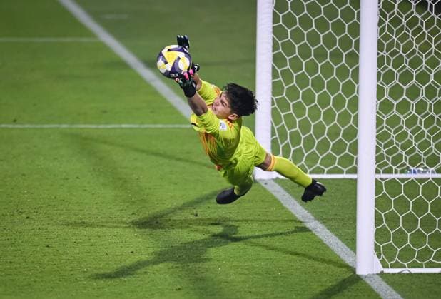 Fußball, U17 WM, Argentinien - Mexiko Fussball, Junioren U 17 WM 2025 Doha Katar Sechzehntelfinal 14.11.2025 Spiel 73 Argentinien - Mexiko Torwart Santiago Lopez (Mexiko) haelt im Elfmeterschiessen und sichert Mexiko das Achtelfinale.
