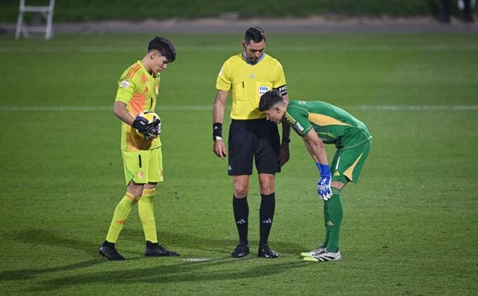 Fußball, U17 WM, Argentinien - Mexiko Fussball, Junioren U 17 WM 2025 Doha Katar Sechzehntelfinal 14.11.2025 Spiel 73 Argentinien - Mexiko Torwart Santiago Lopez (li, Mexiko) tritt selbst zum letzten Elfmeter an, Torwart Alber Castelau (re, Argentinien) und Schiedsrichter Andrea Colombo (Mitte, Italien)