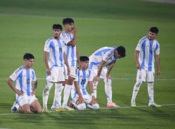 Fußball, U17 WM, Argentinien - Mexiko Fussball, Junioren U 17 WM 2025 Doha Katar Sechzehntelfinal 14.11.2025 Spiel 73 Argentinien - Mexiko Enttaeuschung Argentinien; Uriel Ojeda, Armando Guener (Borussia Moenchengladbach), Matias Satas, Gaston Bouhier, Fernando Closter und Misael Zalazar nach der Niederlage im Elfmeterschiessen