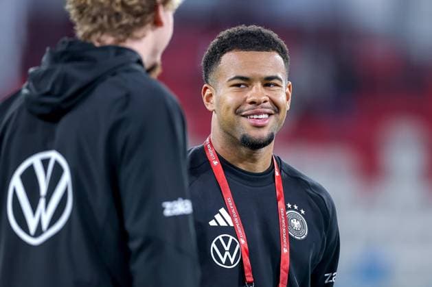 14.11.2025, Fußball, Länderspiel, WM-Qualifikation Europa, Deutschland - Luxemburg, Stade de Luxembourg (Croix de Gasperich, Luxemburg), 9. Spieltag, Saison 2025 2026: Noah Atubolu (GER) bei der Platzbehung vor dem Spiel Regulations prohibit any use of photographs as image sequences and or quasi-video. Luxemburg