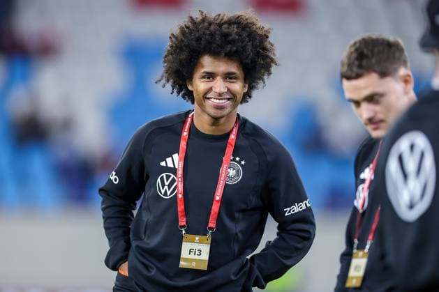 14.11.2025, Fußball, Länderspiel, WM-Qualifikation Europa, Deutschland - Luxemburg, Stade de Luxembourg (Croix de Gasperich, Luxemburg), 9. Spieltag, Saison 2025 2026: Karim Adeyemi (GER 14) lachend Freude fröhlich bei der Platzbehung vor dem Spiel Regulations prohibit any use of photographs as image sequences and or quasi-video. Luxemburg