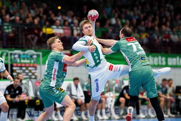14.11.2025 - Handball, 2025 2026, 1. Bundesliga, 12. Spieltag, GWD Minden - SC DHfK Leipzig: (L-R) Niclas Benedict Heitkamp (Minden), Franz Semper (Leipzig), Alexander Weck (Minden)