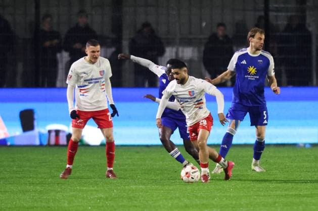 14.11.2025, Fussball, Herren, Regionalliga Nord, 19. Spieltag, BSV Kickers Emden - SV Drochtersen Assel Emanuel Adou (blau 27 BSV Kickers Emden) im Zweikampf mit Allah Aid Hamid (29 SV Drochtersen - Assel)