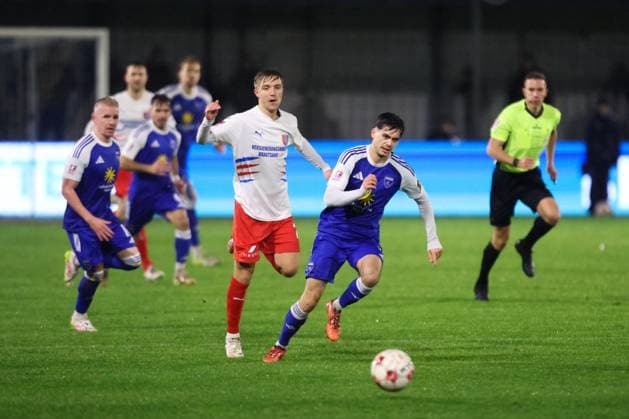 14.11.2025, Fussball, Herren, Regionalliga Nord, 19. Spieltag, BSV Kickers Emden - SV Drochtersen Assel Mika Eickhoff (blau 8 BSV Kickers Emden) im Zweikampf mit Maximilian Geißen (23 SV Drochtersen - Assel)