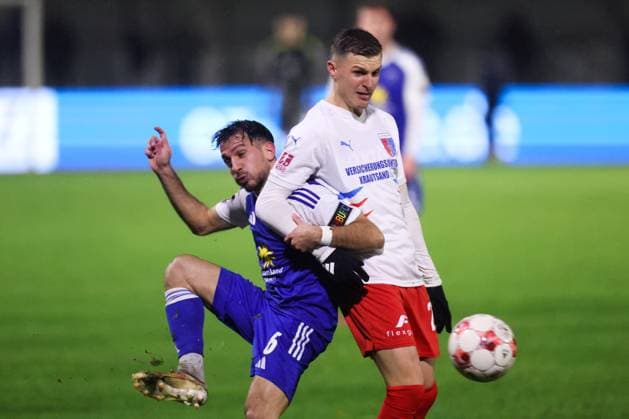 14.11.2025, Fussball, Herren, Regionalliga Nord, 19. Spieltag, BSV Kickers Emden - SV Drochtersen Assel Kai Kaissis (blau 6 BSV Kickers Emden) im Zweikampf mit Dennis Rosin (25 SV Drochtersen - Assel)