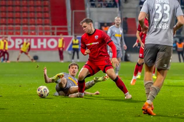 Ingolstadt, Deutschland 14. November 2025: Toto - Pokal - 1 4 Finale - 2025 2026 - FC Ingolstadt 04 vs. SSV Jahn Regensburg Im Bild: 2. v.li. Simon Lorenz (FCI) im Zweikampf Audi Sportpark Bayern Copyright: xFotostandx xSchäferx