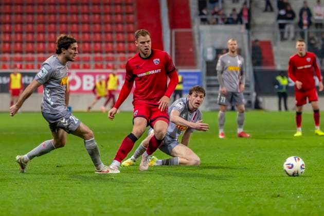 Ingolstadt, Deutschland 14. November 2025: Toto - Pokal - 1 4 Finale - 2025 2026 - FC Ingolstadt 04 vs. SSV Jahn Regensburg Im Bild: v. li. im Zweikampf Benedikt Bauer (SSV) und Simon Lorenz (FCI) Audi Sportpark Bayern Copyright: xFotostandx xSchäferx