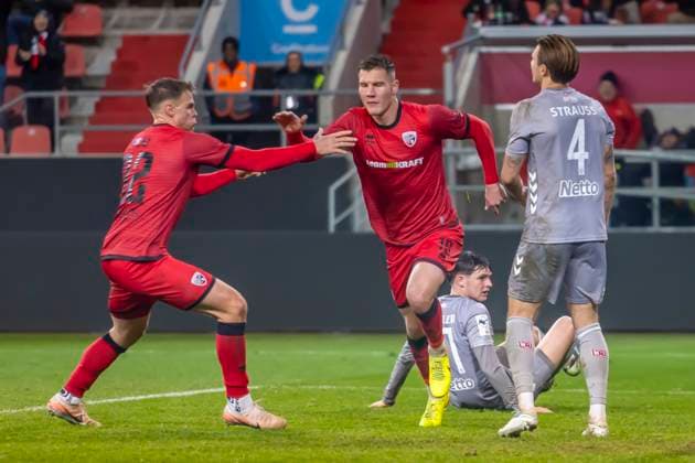 Ingolstadt, Deutschland 14. November 2025: Toto - Pokal - 1 4 Finale - 2025 2026 - FC Ingolstadt 04 vs. SSV Jahn Regensburg Im Bild: 2. v.li. Torschütze Jonas Scholz (FCI) jubelt nach seinem Tor zum 1:1 mit seinen Mannschaftskollegen, Audi Sportpark Bayern Copyright: xFotostandx xSchäferx