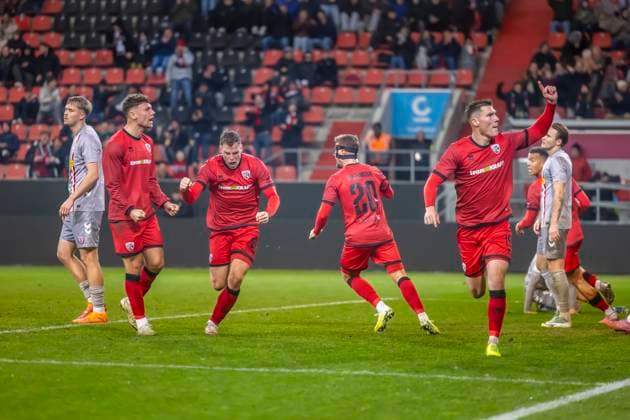 Ingolstadt, Deutschland 14. November 2025: Toto - Pokal - 1 4 Finale - 2025 2026 - FC Ingolstadt 04 vs. SSV Jahn Regensburg Im Bild: v. re. Torschütze Jonas Scholz (FCI) jubelt nach seinem Tor zum 1:1 mit seinen Mannschaftskollegen, Audi Sportpark Bayern Copyright: xFotostandx xSchäferx