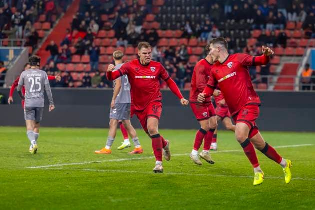 Ingolstadt, Deutschland 14. November 2025: Toto - Pokal - 1 4 Finale - 2025 2026 - FC Ingolstadt 04 vs. SSV Jahn Regensburg Im Bild: v. re. Torschütze Jonas Scholz (FCI) jubelt nach seinem Tor zum 1:1 mit seinen Mannschaftskollegen, Audi Sportpark Bayern Copyright: xFotostandx xSchäferx