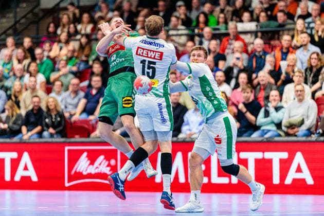 v.l. Karolis Antanavicius (GWD Minden, 08), Adam Loenn (SC DHfK Leipzig, 15), Franz Semper (SC DHfK Leipzig, 32) GER, GWD Minden vs. SC DHfK Leipzig, Handball, 1. Bundesliga, 12. Spieltag, Spielzeit 2025 2026, 14.11.2025 GER, GWD Minden vs. SC DHfK Leipzig, Handball, 1. Bundesliga, 12. Spieltag, Spielzeit 2025 2026, 14.11.2025 Luebbecke Copyright: xEibner-Pressefoto JanxRollingerx EP_JSK