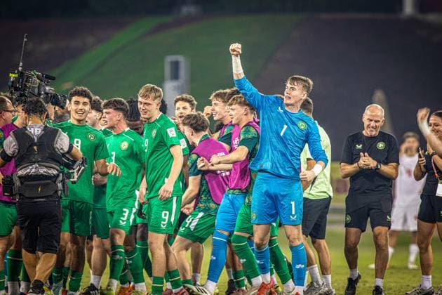 Fussball FIFA U17, U 17 U 17 Weltmeisterschaft Katar 2025 - Republik Irland vs Kanada - Irland und Torhüter Alex NOONAN gewinnen im Elfmeterschiessen gegen Kanada - Freude, Jubel, Emotionen Copyright: xRedhaxHosnixSegganix
