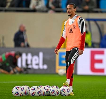 RECORD DATE NOT STATED 14.11.2025, Fussball WM-Qualifikation Europa 2025 26, 9.Spieltag, Luxemburg - Deutschland, im Stade de Luxembourg (Croix de Gasperich, Luxemburg), Leroy Sane (Deutschland) beim Aufwärmen.