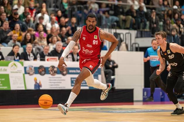 Deutschland: 2. Barmer Basketball Bundesliga Pro A 2025 26, 9. Spieltag - SBB Baskets Wolmirstedt vs Nürnberg Falcons BC - Wolfgang Lakenmacher Halle (Magdeburg): Michael Hughes (SBB Baskets Wolmirstedt, 91) Copyright: xTomxLauruschkatx