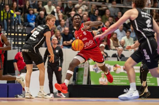Deutschland: 2. Barmer Basketball Bundesliga Pro A 2025 26, 9. Spieltag - SBB Baskets Wolmirstedt vs Nürnberg Falcons BC - Wolfgang Lakenmacher Halle (Magdeburg): Joshua Bonga (SBB Baskets Wolmirstedt, 0) Copyright: xTomxLauruschkatx
