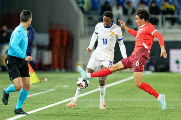 Djaoui Cisse (18 France U21, U 21 Cheveyo Tsawa (6 Switzerland U21) battle for the ball (duel) during the UEFA U21 EURO 2027 Qualifying round match match between Switzerland U21 and France U21 at Stade de la Tuiliere in Lausanne, Switzerland Lausanne Lausanne, Switzerland, November 14 2025 : Switzerland Switzerland Copyright: xGiuseppexVelletrix xSPPx