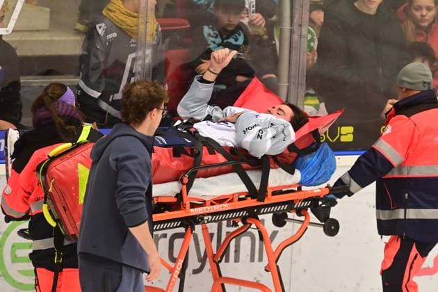 Utkani 22. kola hokejove extraligy: HC Energie Karlovy Vary - HC Skoda Plzen. 14. listopadu 2025, Karlovy Vary. Zraneny Matyas Filip z Plzne. (CTKxPhoto SlavomirxKubes) CTKPhotoP2025111408161  CTKPhotoP2025111408161