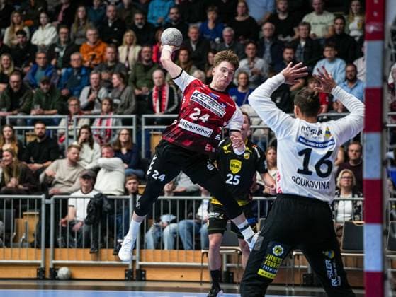 Elias Ruddatt (HSG Nordhorn Lingen, 24) im Sprungwurf gegen Petros Boukovinas (HSC 2000 Coburg, 16) HSG Nordhorn Lingen vs. HSC 2000 Coburg, Handball, 2. Bundesliga, 11. Spieltag, Saison 2025 2026, 14.11.2025 HSG Nordhorn Lingen vs. HSC 2000 Coburg, Handball, 2. Bundesliga, 11. Spieltag, Saison 2025 2026, 14.11.2025 Lingen Copyright: xEibner-Pressefoto DamianxKruczynx EP_DKI